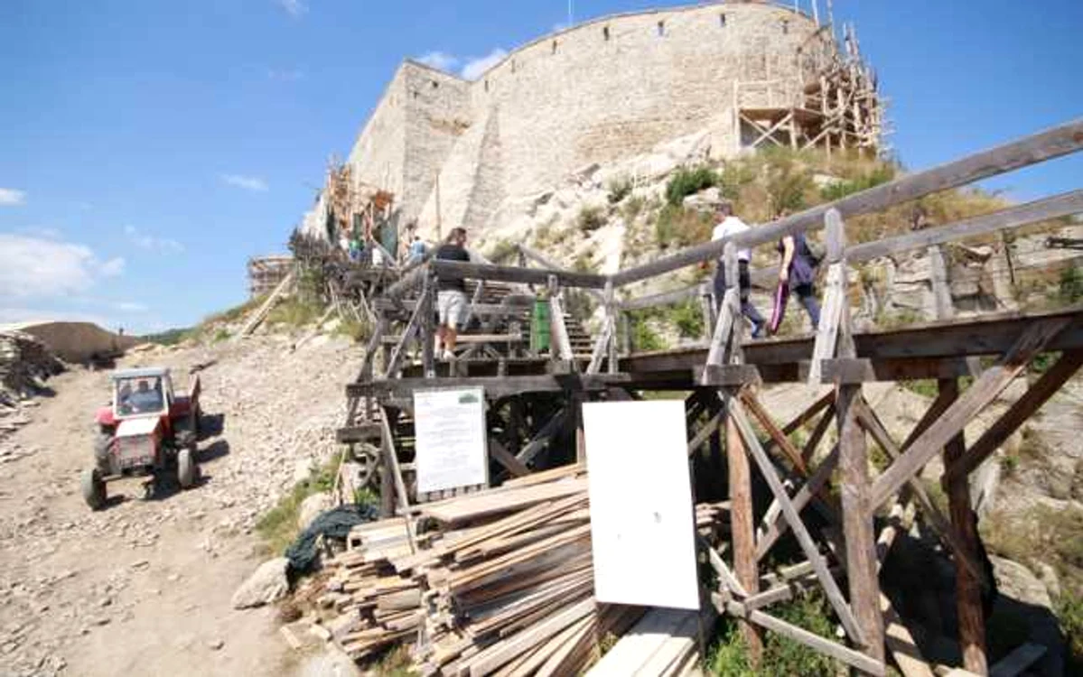 Cetatea Devei va avea un pod între incintele exterioare, potrivit primarului. FOTO: Daniel Guţă. ADEVĂRUL