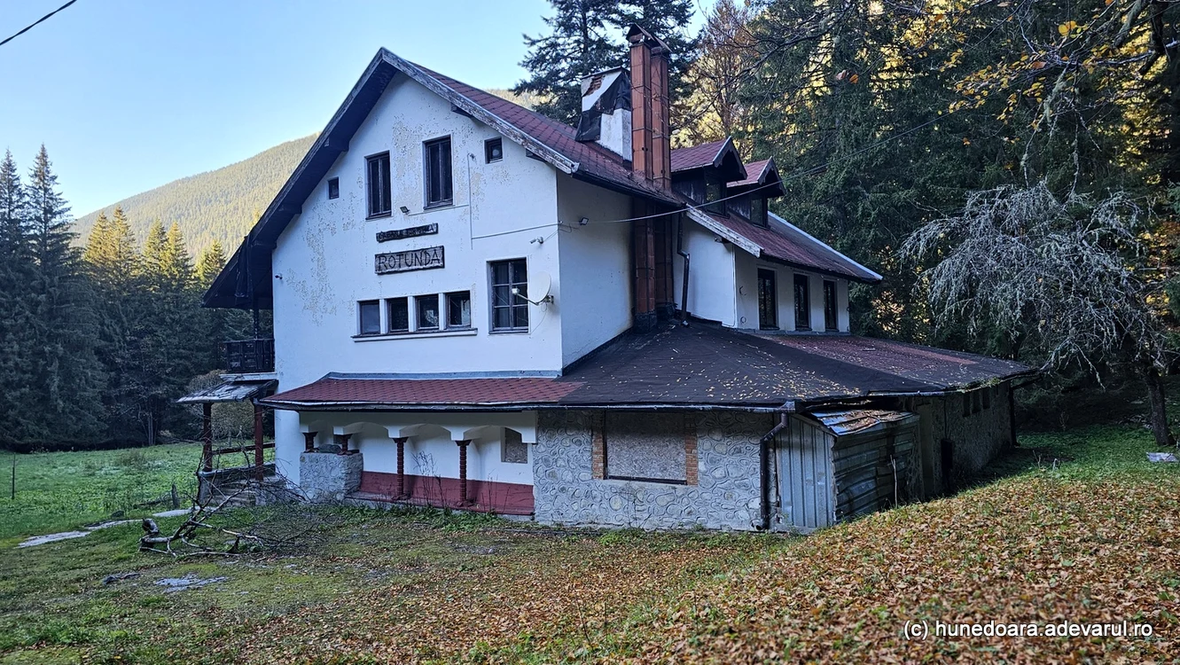 Cabana Rotonda din Retezat. Foto: Daniel Guță. ADEVĂRUL