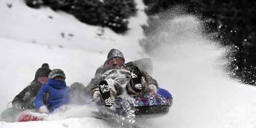 Turisti aluneca pe o partie pe colaci de salvare intr-o statiune de schi din tinutul Hejing Regiunea Autonomă Xinjiang Uighur FOTO Reuters