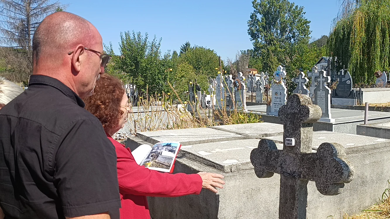 o_femeie_indica_un_loc_in_cimitir_foto_alina_mitran