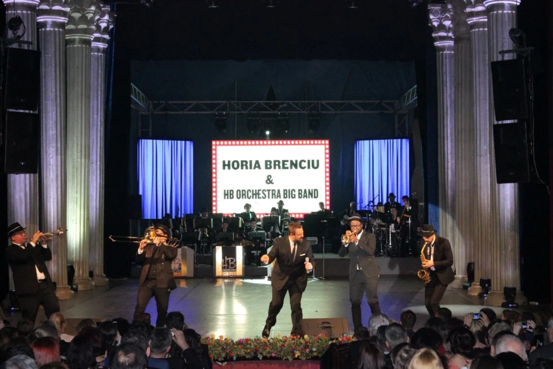 Momentul când membrii Orchestrei au pătruns pe scenă a fost unul din cele mai reuşite. FOTO Ovidiu Cornea