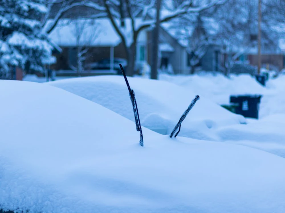 De ce nu trebuie lăsate ștergătoarele de parbriz ridicate iarna. Un expert explică: „Este foarte rău pentru mașină”