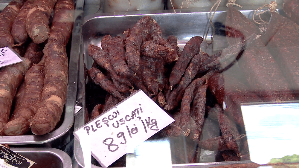 Cârnații de Pleșcoi se scumpesc peste măsură. Oaia de import, preferată ca materie primă
