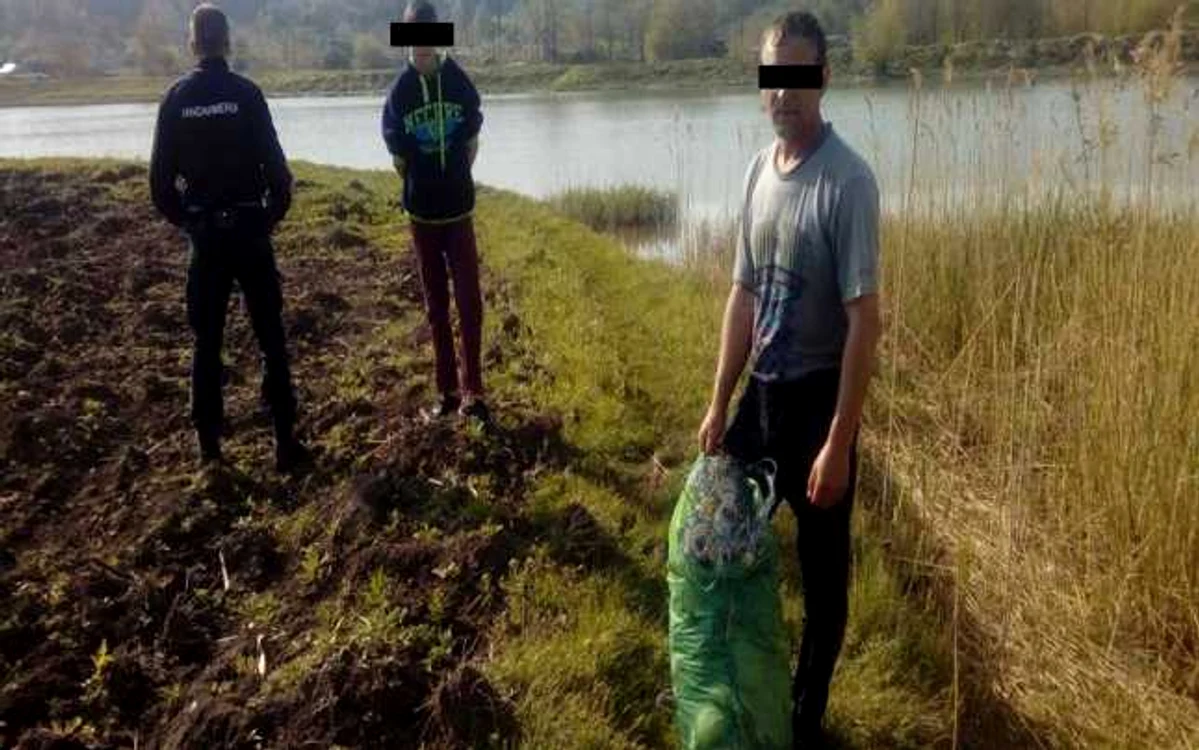 Doi tineri din Horgeşti care pescuiau cu plase monifilament în timpul prohibiţiei s-au ales cu dosar penal