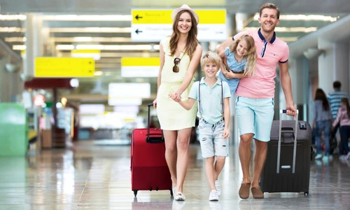 familie plecata in vacanta pe aeroport jpeg