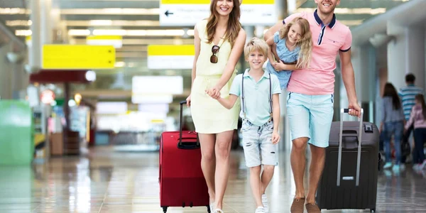 familie plecata in vacanta pe aeroport jpeg