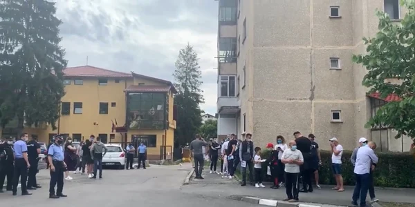 Protest spontan împotriva condiţiilor din Spitalul Suport Covid Horezu - Vâlcea şi a modului în care sunt trataţi pacienţii bolnavi de noul coronavirus Foto captură video