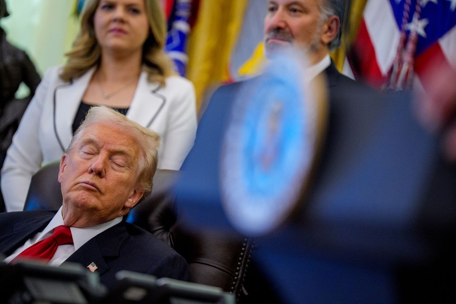 Imagini virale cu Trump surprins dormind în timpul conferinţei în care un invitat a leşinat lângă el. „Somnorosul Don s-a întors!”