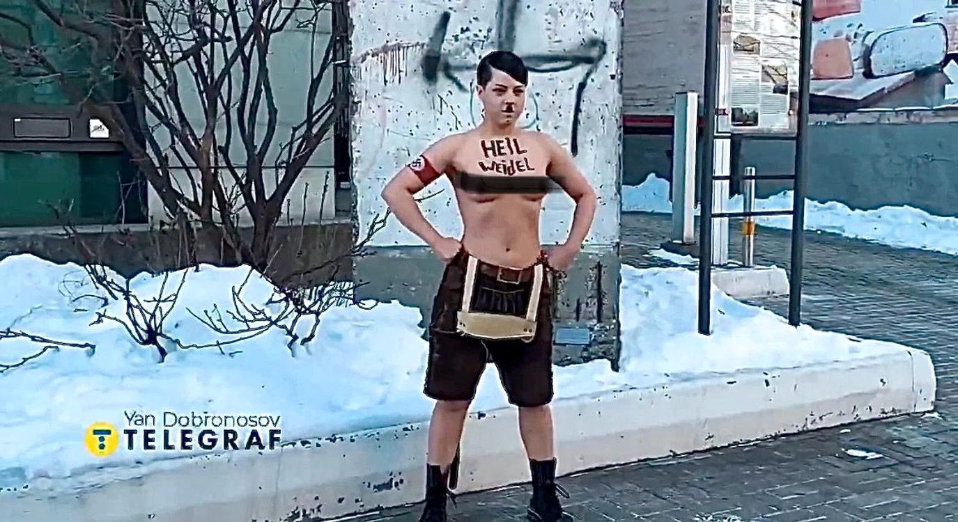 Protest FEMEN în fața ambasadei Germaniei la Kiev/FOTO: Captură Video X