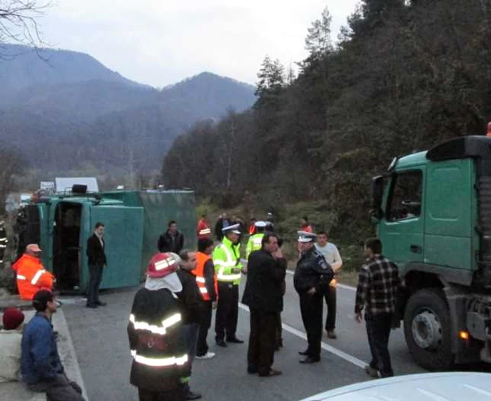 Camionul care transporta arhiva IPJ Vâlcea s-a răsturnat pe DN7 din cauza unei explozii 