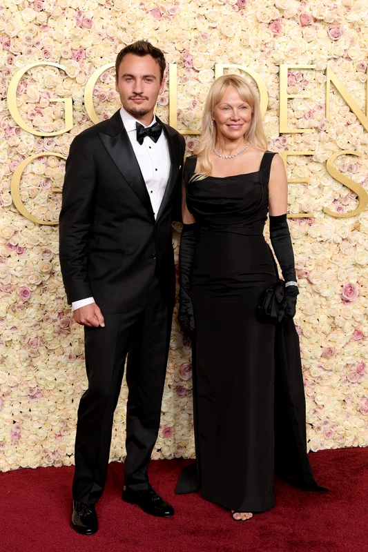 Pamela Anderson și fiul ei la Globurile de Aur 2025