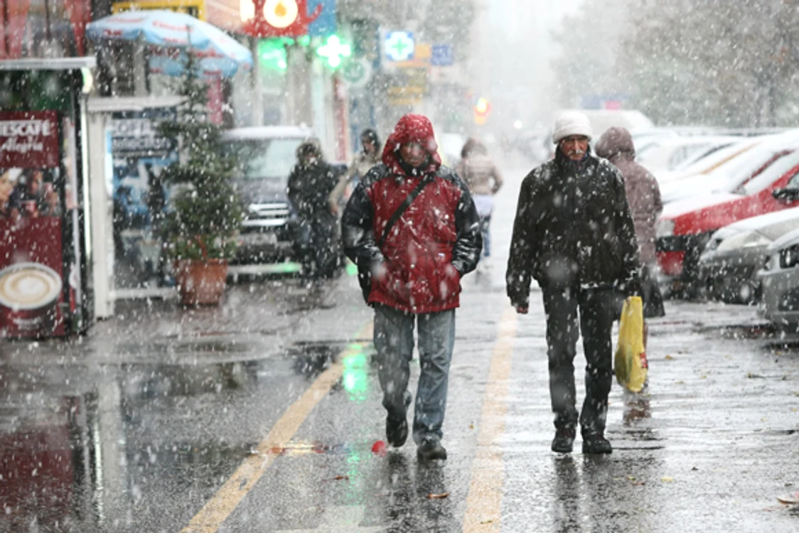 
    Prognoza meteo pentru următoarele două zile anunță precipitații și vânt în toată țarafoto: Click!  