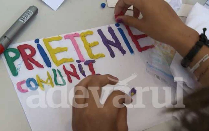 Psihologii care stau zi de zi alături de cei mici, spun că după cele două săptămâni de activităţi extraşcolare, cei mici „devin cunoscători de sine”