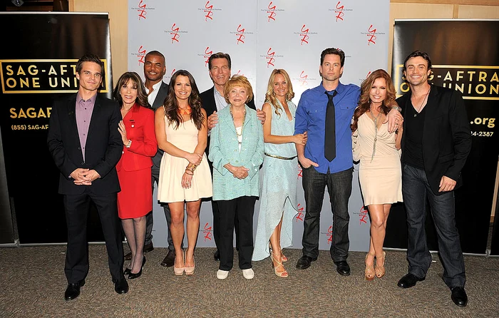 
    Greg Rikaart, Kate Linder, Redaric Williams, Melissa Claire Egan, Peter Bergman, Lee Phillips Bell, Sharon Case, Michael Muhney, Tracey E. Bregman and Daniel Goddard, la aniversarea de 40 de ani a serialuluifoto: Guliver / GettyImages  