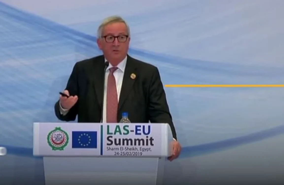 Jean-Claude Juncker răspunzând la telefon în timpul unei conferinţe de presă Captură YouTube