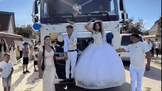 Imagini revoltătoare de la nunta a doi adolescenți, plimbați pe stradă pe cabina unui TIR. „Am crezut ca sunt păpuși... Ce e asta, oameni buni?”