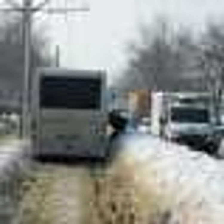 Un autobuz a rămas blocat pe linia de tramvai fotot: cititor "Adevărul"