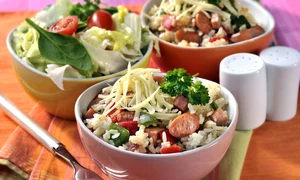 salata de orez cu legume si carnati jpeg