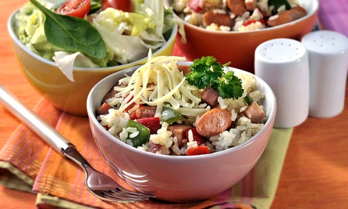 salata de orez cu legume si carnati jpeg