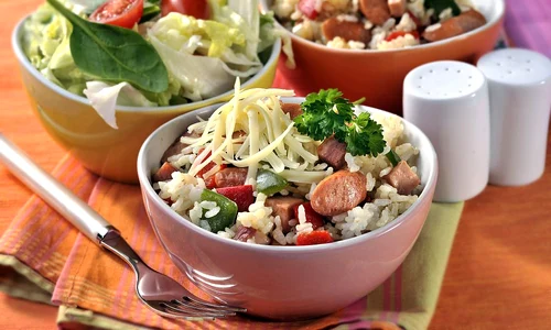 salata de orez cu legume si carnati jpeg