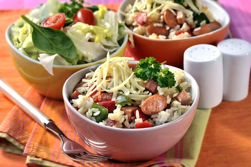 salata de orez cu legume si carnati jpeg