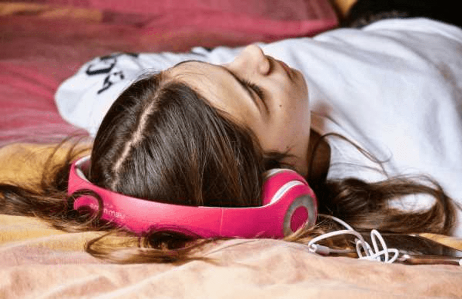 O adolescentă și-a dat în judecată părinții pentru că se opun relației cu un etnic rom. Ce a decis instanța
