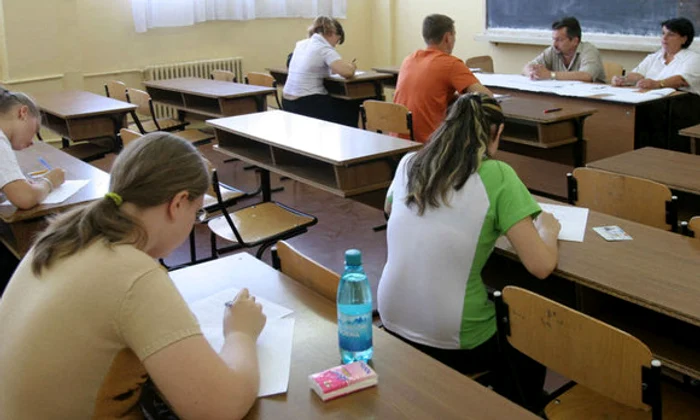 Peste 137.000 de tineri au dat azi prima probă a Bacalaureatului