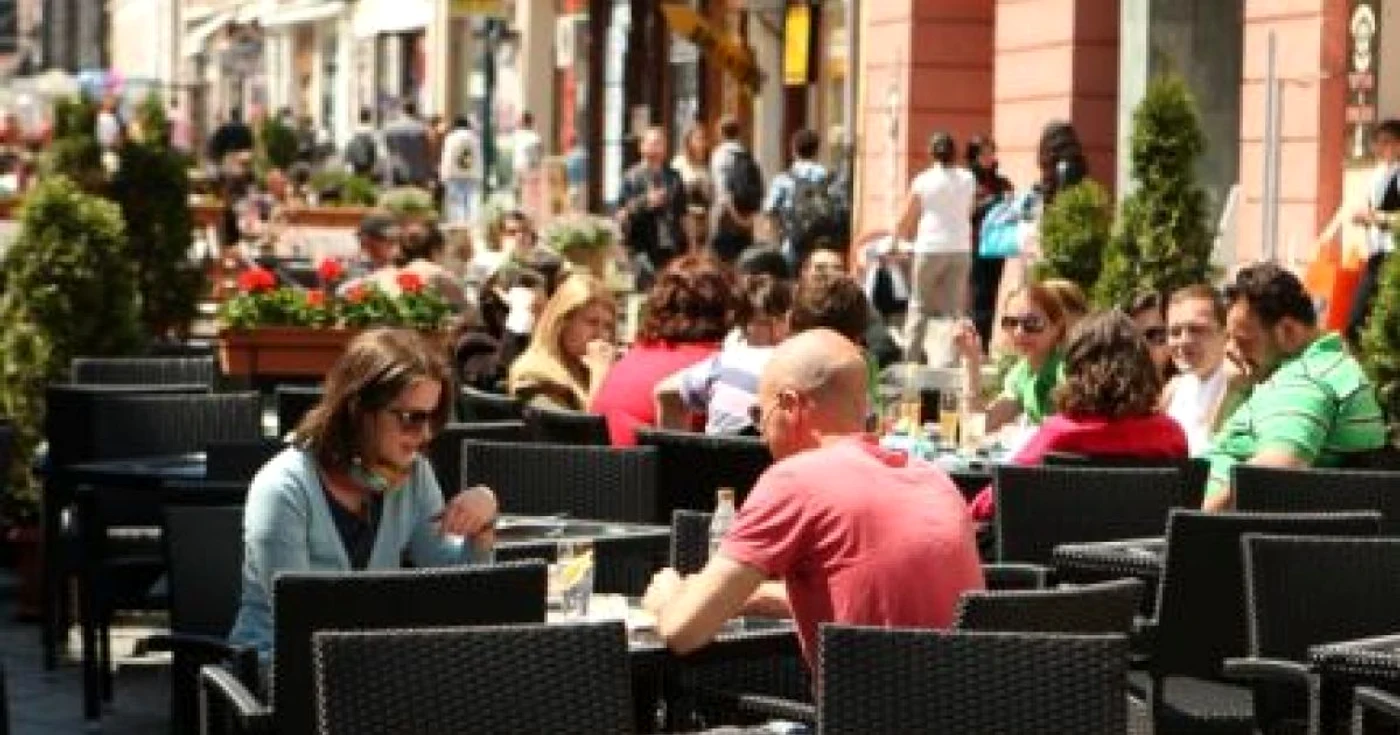 Barurile şi terasele vor fi controlate de autorităţi Foto.arhivă
