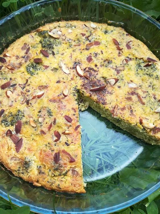 
    Budincă de broccoli cu brânză ceddar și migdale crocante  