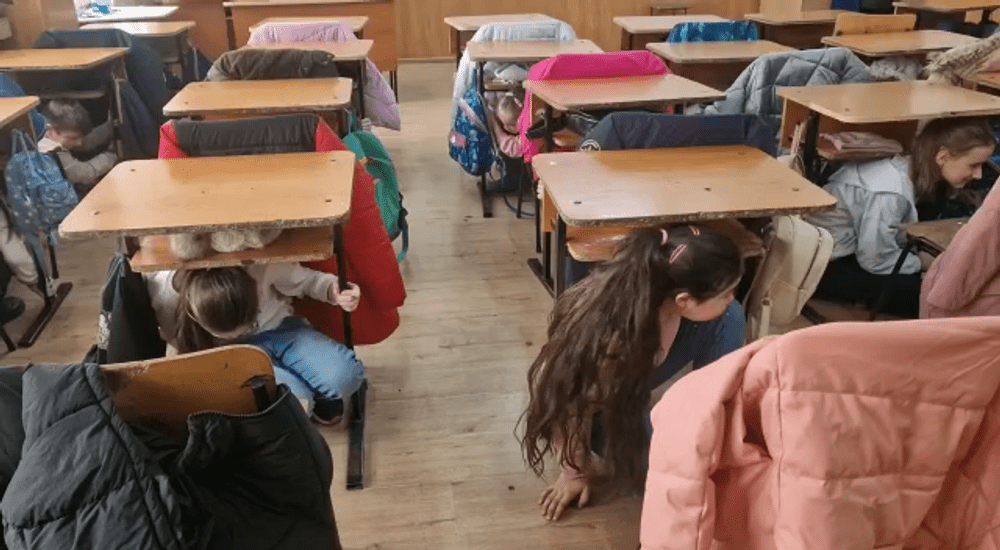 Sirenele din Buzău au anunțat cutremur în două școli gimnaziale. Copiii au fost scoși din clase VIDEO