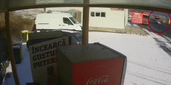 Accidentul de pe Valea Oltului de la Boiţa - Sibiu surprins de o cameră de luat vederi Foto captură video