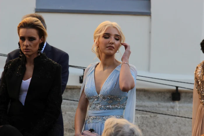 Alexandra Becali a purtat o rochie lungă, bleu