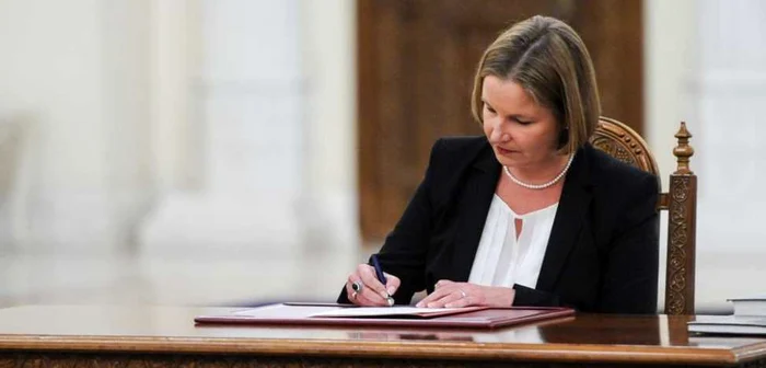 Csilla Hegedus, pe vremea când semna pentru a fi ministru. FOTO presidency.ro