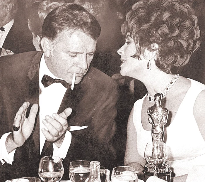 Richard Burton şi Liz Taylor  sudau ţigările la Oscaruri