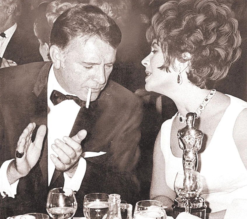 Richard Burton şi Liz Taylor  sudau ţigările la Oscaruri