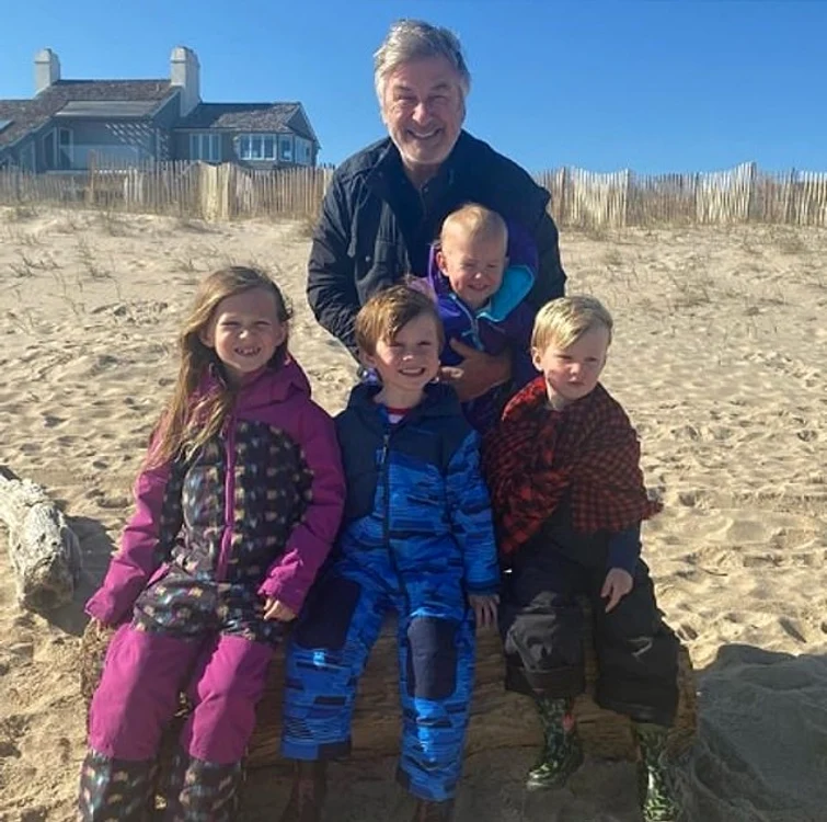Alec Baldwin, un tată fericit, alături de Carmen Gabriela, de 6 ani, Rafael Thomas, de 4 ani, Leonardo Angel, de 3 ani și Romeo Alejandro David, de 2 ani