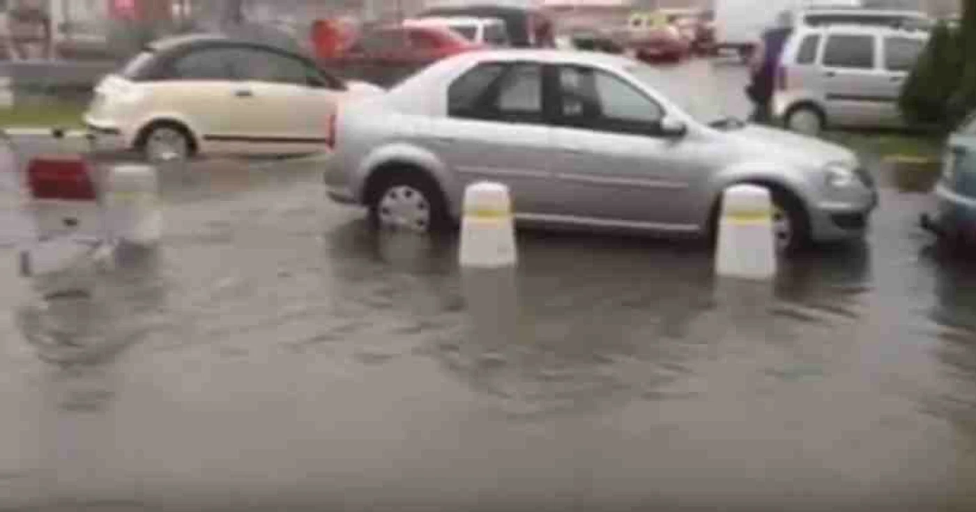 
    Apa căzută în mai puţin de o oră a produs inundaţii în Focşanicaptură video  