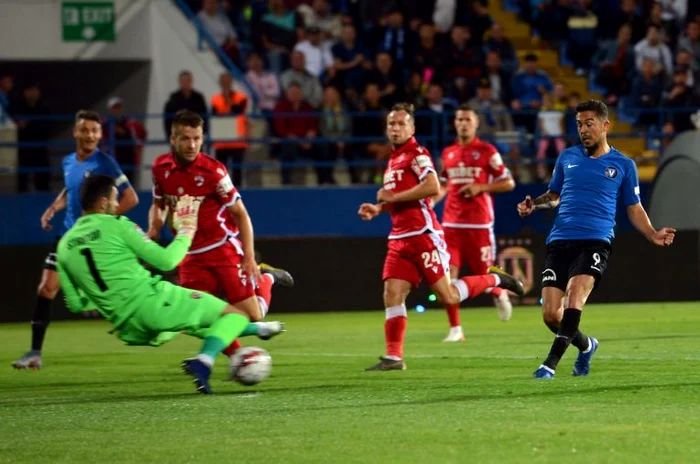 Gabriel Iancu s-a distrat cu fundașii de la Dinamo în prima etapă a campionatuluiFOTO: Sportpictures.eu