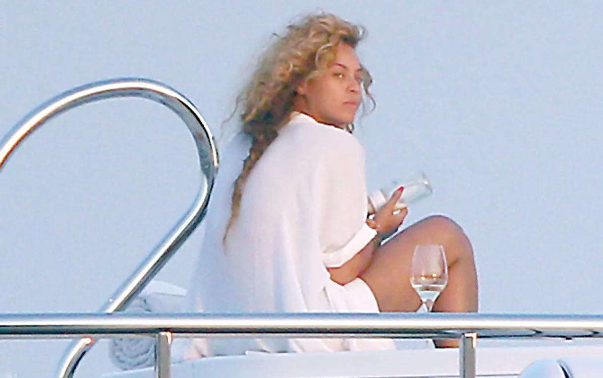 Se aşază pe marginea unui jacuzzi şi o  hrăneşte pe Blue Ivy