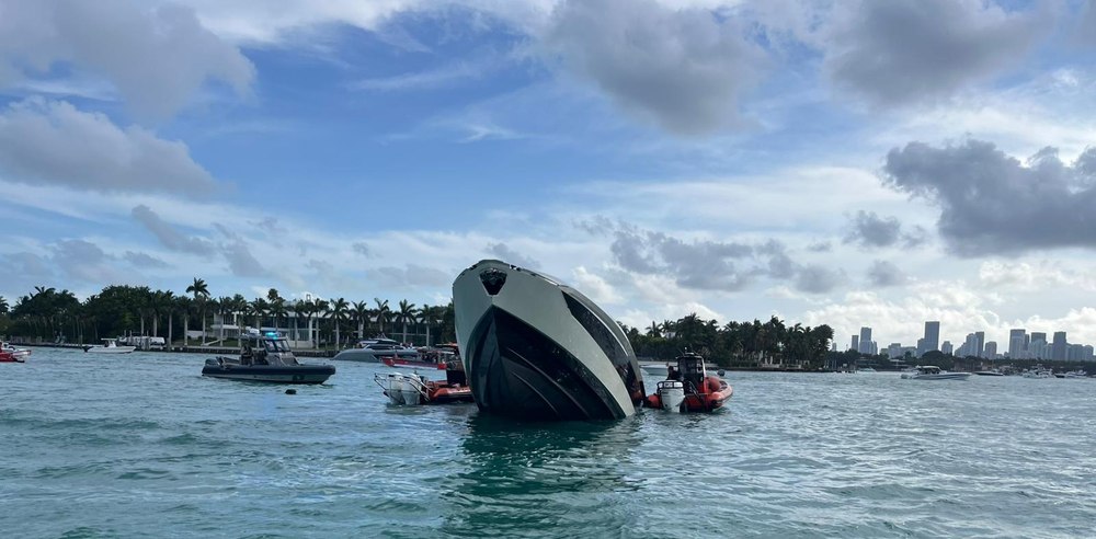 Un iaht de lux marca Lamborghini s-a scufundat lângă Miami Beach. Zeci de influenceri au fost salvați din apă