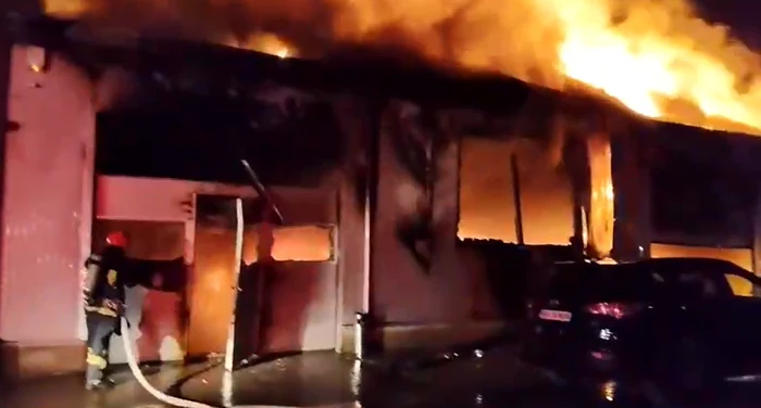 Incendiu puternic la un service auto din Șendreni, județul Galați. FOTO: Captură Video / ISU Galați 