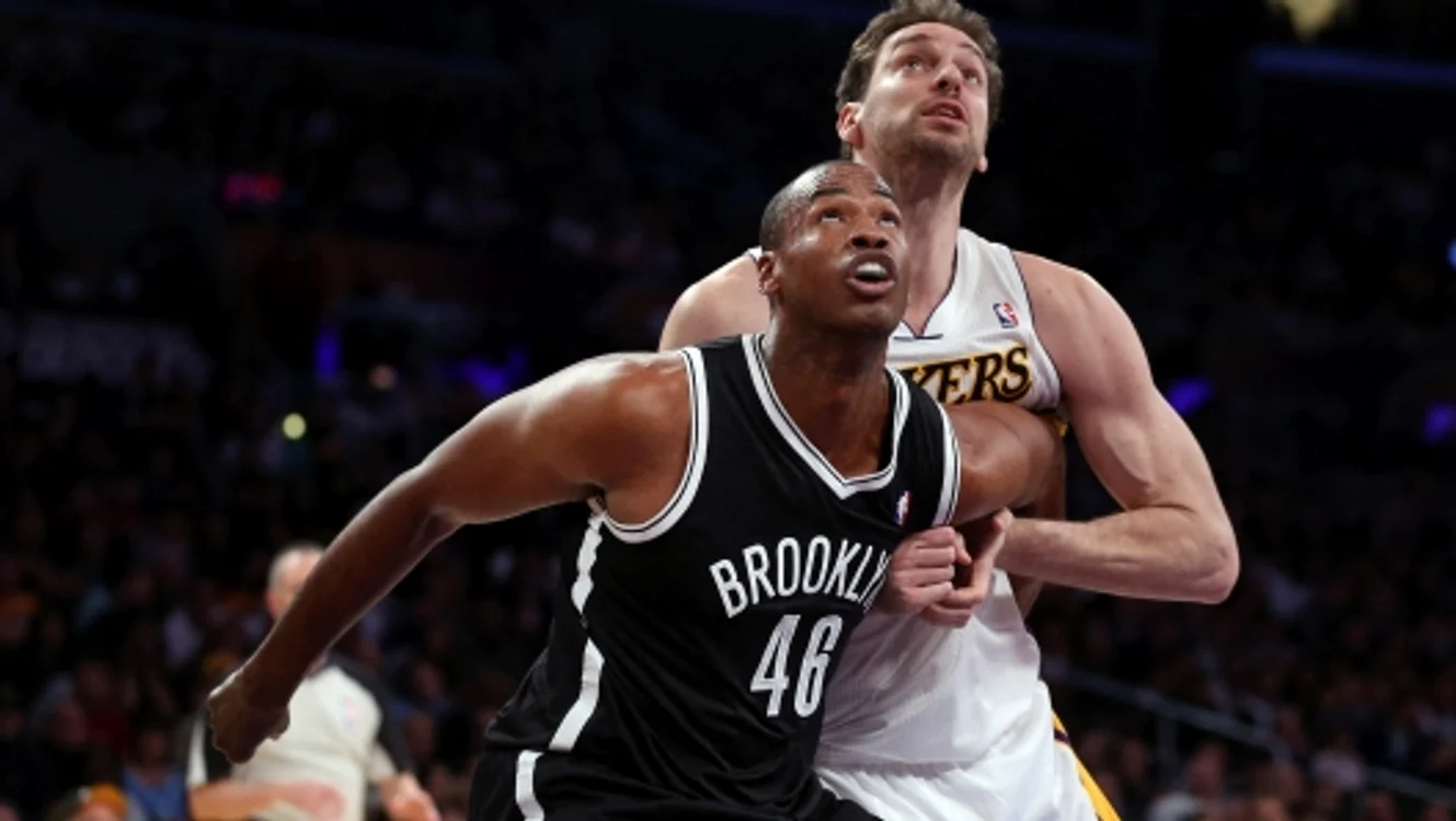Jason Collins, în duel cu Pau Gasol  FOTO NBA
