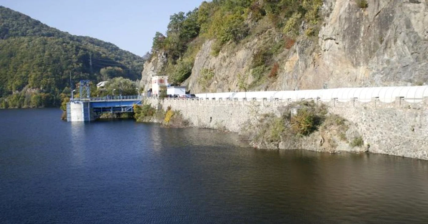 La Tarniţa ar urma să se realizeze o centrala de acumulare prin pompaj, care produce energie ziua şi consumă noaptea, pentru a echilibra sistemul energetic naţional