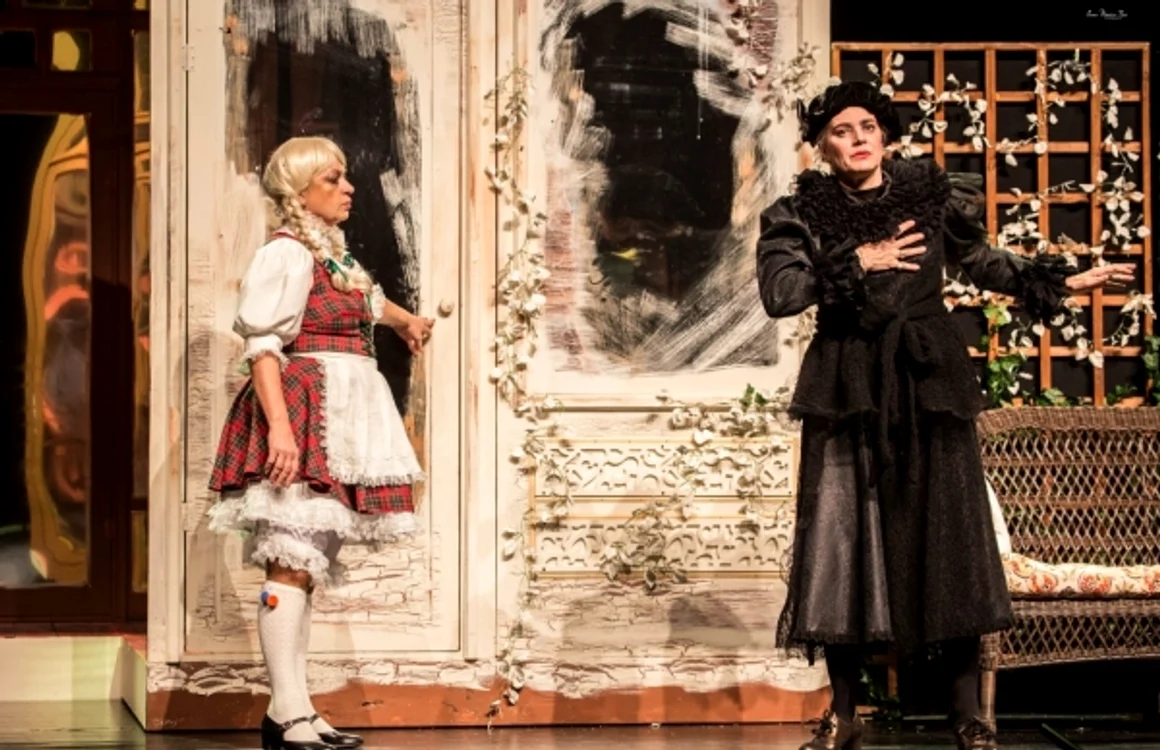 Adriana Trandafir şi Maia Morgenstern în „Gaiţele” FOTO: Oana Monica Nae