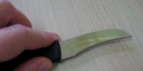 Gelos, săteanul şi-a înţepat în fese iubita cu un briceag