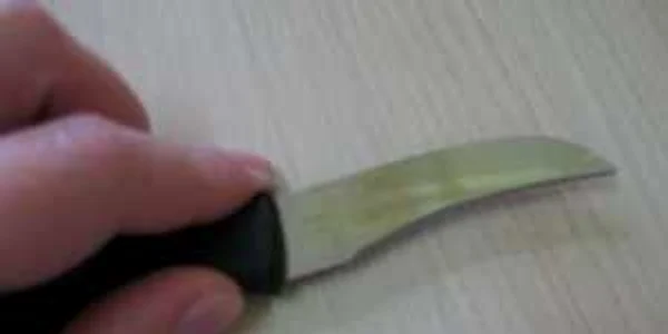 Gelos, săteanul şi-a înţepat în fese iubita cu un briceag