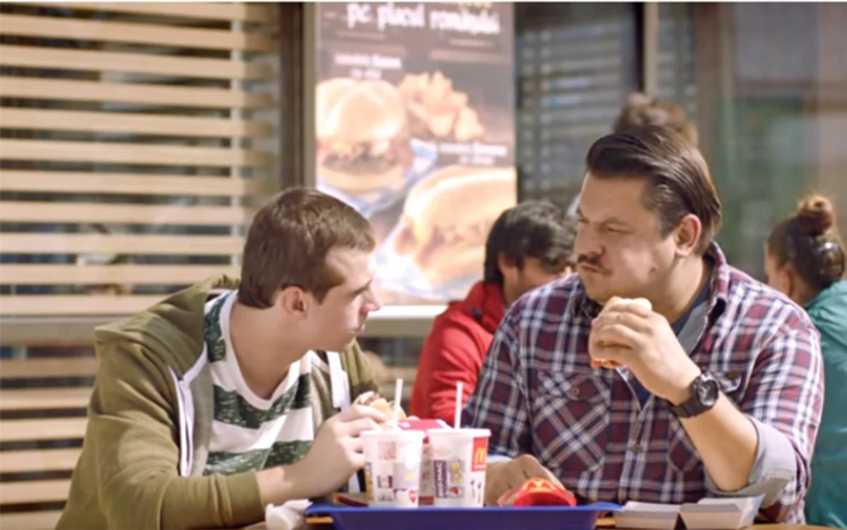 Apare în multe reclame, cea mai nouă fiind la un fast-food