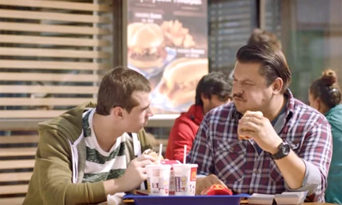 Apare în multe reclame, cea mai nouă fiind la un fast food jpeg