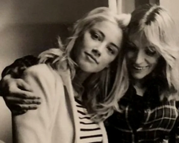 Amber Heard, devastată de pierderea mamei ei