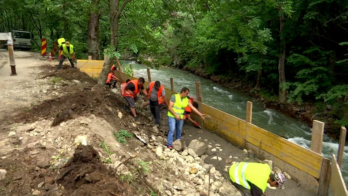 Se lucrează la reabilitarea drumului